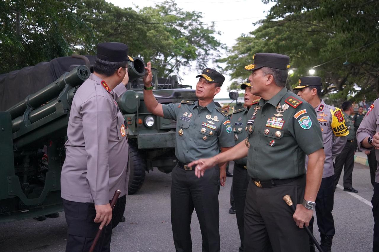 Pameran ini menampilkan berbagai kendaraan dan peralatan tempur modern milik Kodam Iskandar Muda,