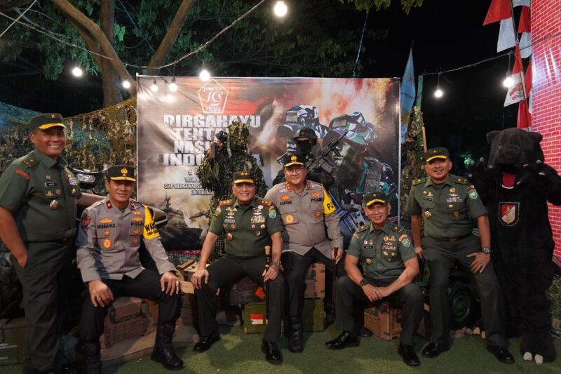 Mayor Jenderal TNI Niko Fahrizal, M.Tr. (Han), bersama Kapolda Aceh, Irjen Pol. Achmad Kartiko, S.I.K., M.H., meninjau Pameran Alat Utama Sistem Senjata di Lapangan Blang Padang, Banda Aceh, Senin (30/09/2024).