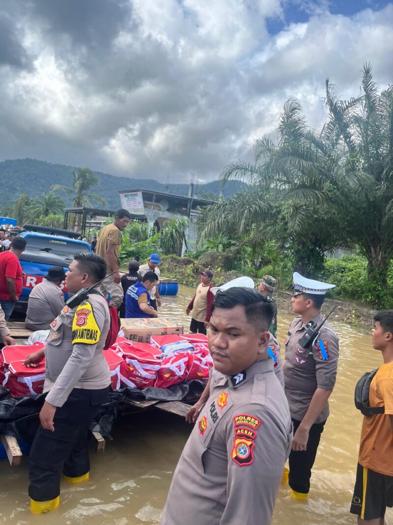 Satlantas Polres Aceh Selatan tetap siaga di Lokasi Banjir untuk keselamatan Pengendara dan masyarakat.