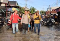 Kapolres Aceh Tamiang Berikan Bantuan untuk Korban Banjir di Seruway