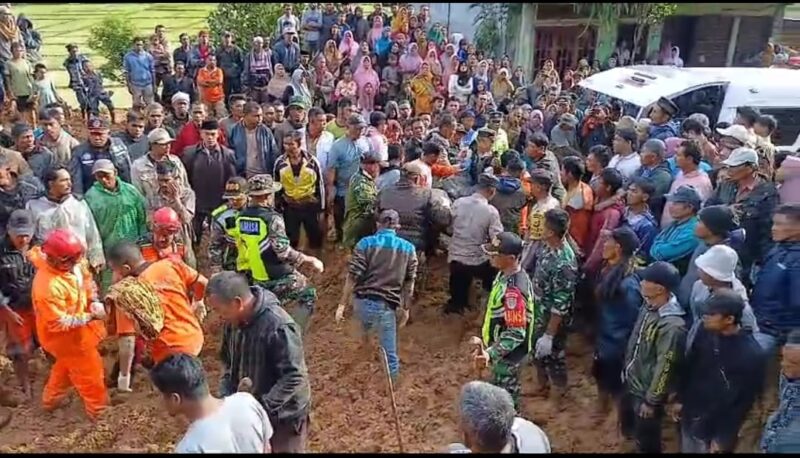 personel Kodim 0106/Aceh Tengah, bersama personel Polri dan masyarakat setempat, telah dikerahkan untuk membantu Badan Penanggulangan Bencana Daerah (BPBD) dalam proses evakuasi warga yang tertimbun longsor. Rabu (09/10/24) 