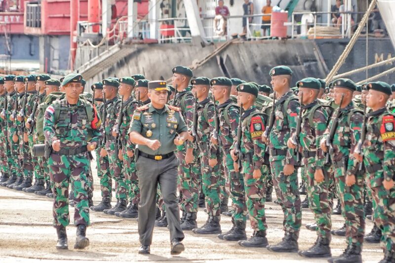 Mayor Jenderal TNI Niko Fahrizal, M.Tr.(Han),  menyambut kepulangan 450 Orang Prajurit Satgas Pengamanan Perbatasan (Pamtas) Statis RI-PNG Senin (21/10/24).