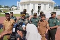 Mayor Jenderal TNI Niko Fahrizal, M.Tr. (Han), mengerahkan 100 prajurit Kodam IM untuk melakukan pembersihan Menara Masjid Raya Baiturrahman Banda Aceh, pada Selasa (22/10/2024).