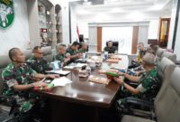 Mayor Jenderal TNI Niko Fahrizal, M.Tr.(Han), menerima audiensi dari perwakilan PT. Putra Indo Manunggal,i Ruang Kerja Pangdam IM, Markas Kodam IM, pada Rabu (23/10/2024). 