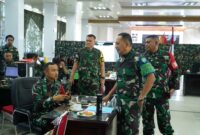 Brigjen TNI Senmart Tonda, S.Sos., mewakili Pangdam IM Mayjen TNI Niko Fahrizal, M. Tr. (Han) meninjau pelaksanaan Latihan Posko I di Korem 011/Lilawangsa pada hari kedua latihan, Jumat (25/10/24)