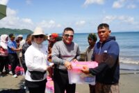 Mayor Jenderal TNI Niko Fahrizal M. Tr (Han), didampingi oleh Ibu Ketua Persit Kartika Chandra Kirana Daerah Iskandar Muda Ny. Eva Niko Fahrizal melaksanakan kunjungan ke Pantai Lamteungoh, Ujong Pancu, Banda Aceh, pada Minggu (27/10/24