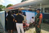 Babinsa Desa Pandayora, Anggota Koramil 1307-11/Pamona Selatan serka Farul, melaksanakan tugas pengawasan dalam pemungutan suara yang berlangsung di Tempat Pemungutan Suara (TPS) Desa Pandayora, Kecamatan Pamona Selatan, Kabupaten Poso. Foto : Stenlly Ladee