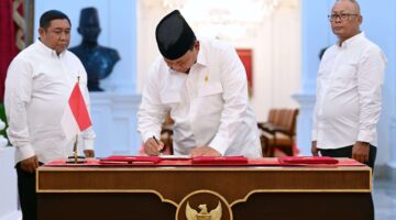 Foto : Presiden Prabiwo Subianto resmi meneken Peraturan Pemerintah (PP) Nomor 47 Tahun 2024 tentang penghapusan piutang macet (sumber web https://aksikata.com/)