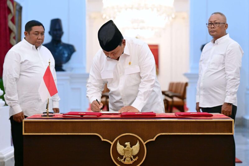 Foto : Presiden Prabiwo Subianto resmi meneken Peraturan Pemerintah (PP) Nomor 47 Tahun 2024 tentang penghapusan piutang macet (sumber web https://aksikata.com/)