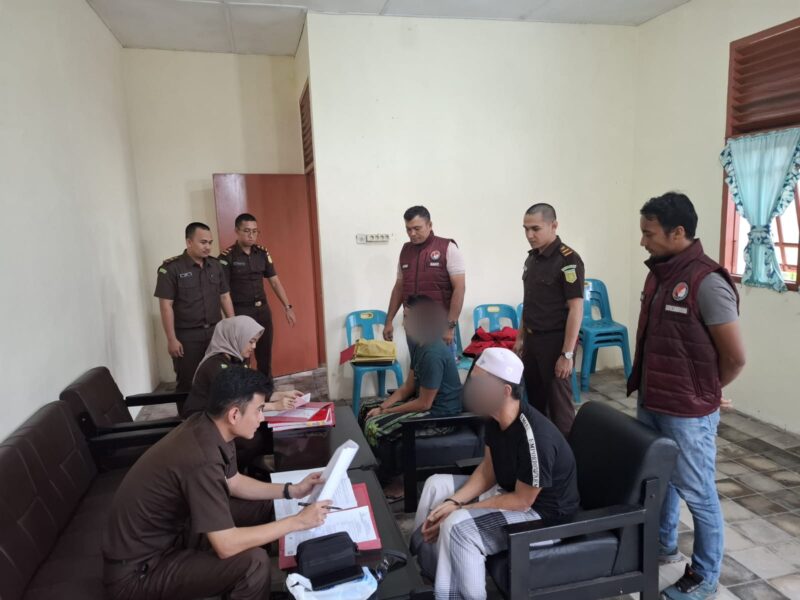 Penyidik Satres Narkoba Polres Aceh Selatan Serahkan Dua Tersangka dan barang bukti Kasus Narkoba ke JPU.