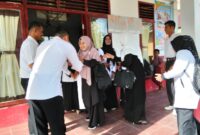 sambutan Tim Asesor Provinsi Aceh, oleh Kepala Sekolah dengan dewan guru SD Negeri 5 Salang Kabupaten Simeulue