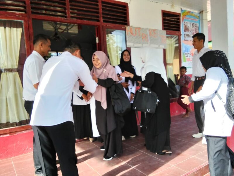 sambutan Tim Asesor Provinsi Aceh, oleh Kepala Sekolah dengan dewan guru SD Negeri 5 Salang Kabupaten Simeulue