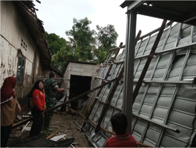 Hujan deras disertai angin Puting Beliung menerjang rumah warga di Kampung Cigintung Tanjak, Kelurahan Gelam, Kecamatan Cipocok Jaya,Kota Serang (Foto: TLii/Heru)