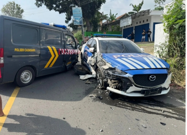 Dua mobil milik Polres Pandeglang rusak usai bertabrakan. (Foto: TLii/Ikhsan)