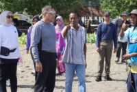 Mayor Jenderal TNI Niko Fahrizal, M.Tr.(Han), memberikan bantuan berupa rumpon atau Fish Aggregating Device (FAD) kepada masyarakat pesisir di Lamteungoh.