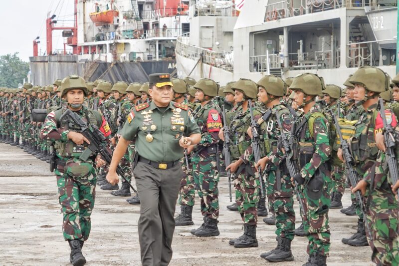 Mayor Jenderal TNI Niko Fahrizal, M.Tr(Han)., memimpin Upacara Pemberangkatan Satuan Tugas Pengamanan Perbatasan Republik Indonesia - Papua Nugini (Satgas Pamtas RI-PNG) 