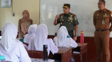  Mayor Jenderal TNI Niko Fahrizal, M.Tr. (Han), melakukan kunjungan kerja ke SMA Kartika XIV-I Banda Aceh, Senin (18/11/2024). 
