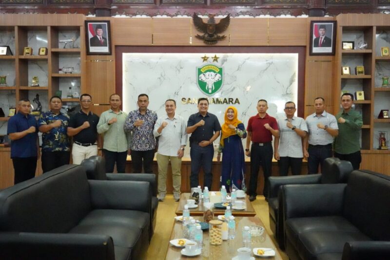  Mayor Jenderal TNI Niko Fahrizal, M.Tr (Han), menggelar rapat koordinasi bersama Pelaksana Harian (Plh) Kepala Dinas Lingkungan Hidup dan Kehutanan (DLHK) Aceh,  Rabu (20/11/2024) malam. 