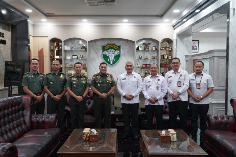 Mayor Jenderal TNI Niko Fahrizal, M.Tr.(Han) menerima kunjungan audiensi dari Ketua Tim Pemantauan Pilkada Provinsi Aceh di ruang kerja Pangdam IM, Makodam IM, Kamis (21/11/24).