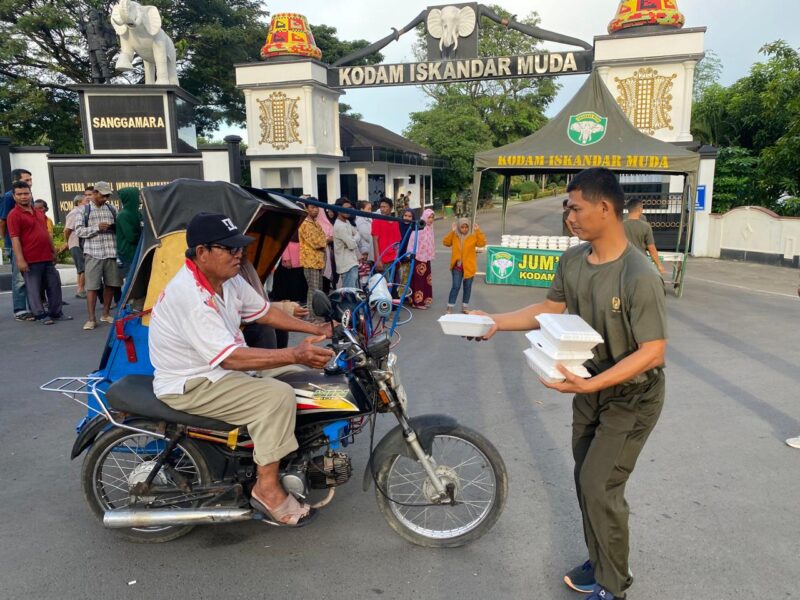 Komando Daerah Militer (Kodam) Iskandar Muda kepedulian sosialnya kepada masyarakat melalui program rutin “Jum’at Berkah”. Pada Jumat pagi (29/11/2024),