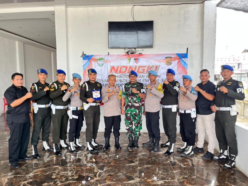 Wakapolres Pidie Jaya Kompol Muara Uli Saut Hamonangan, S.E., M.M., Dansubdenpom IM/1-3 Sigli Kapten CPM Muhadar, Kasi Propam Polres Pidie Jaya Ipda Teuku Misri Adhar Foto bersama setelah Coffee Morning,Selasa (31/12/ 2024) foto.Ist.