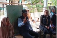 Menteri Sosial Republik Indonesia Saifullah Yusuf (tengah) berbincang dengan Bupati Pandeglang Irna Narulita (kanan) dan warga yang terdampak banjir. (Foto : TLii/Ikhsan Sururi)