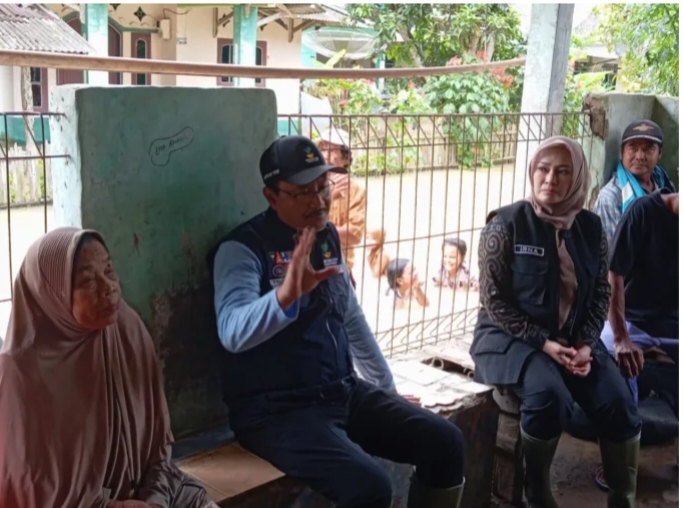 Menteri Sosial Republik Indonesia Saifullah Yusuf (tengah) berbincang dengan Bupati Pandeglang Irna Narulita (kanan) dan warga yang terdampak banjir. (Foto : TLii/Ikhsan Sururi)