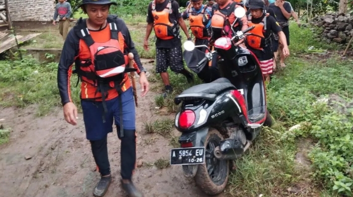 Tim SAR Temukan dua murid SD Panyirapan Kecamatan Baros Kabupaten Serang yang tenggelam, Selasa 10 Desember 2024. (Foto : TLii/Heru)