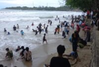 Wisatawan asik bermain air di Pantai Pasir Putih Carita, Pandeglang. (Foto : TLii/Ikhsan)