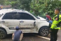 Petugas berhasil mengevakuasi sebuah mobil SUV yang masuk jurang di Pandeglang. (TLii/Ikhsan Sururi)