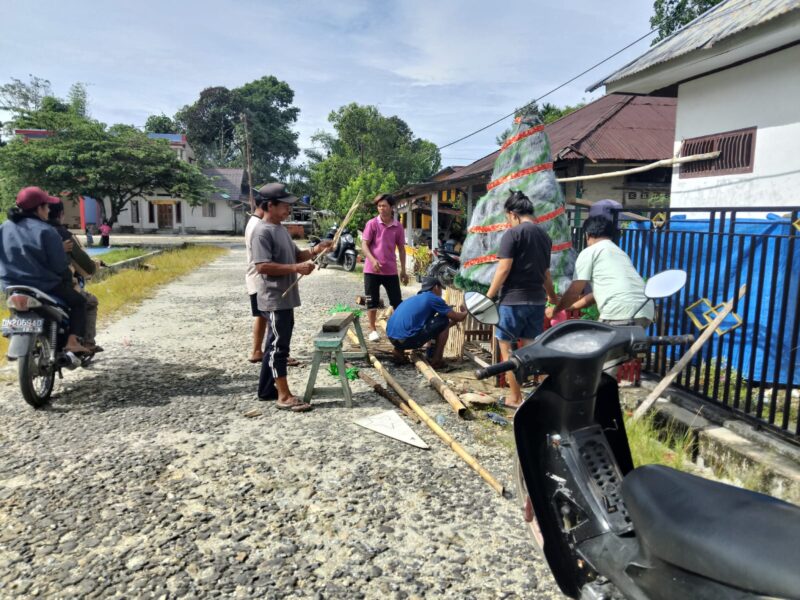 Jemaat Gereja Kristen Sulawesi Tengah (GKST) Betesda Pandayora menunjukkan semangat luar biasa dalam menyambut Natal tahun ini. Antusiasme terlihat dari partisipasi seluruh kelompok pelayanan yang berjumlah 12 kelompok, masing-masing mendirikan satu pohon Natal di halaman gereja.