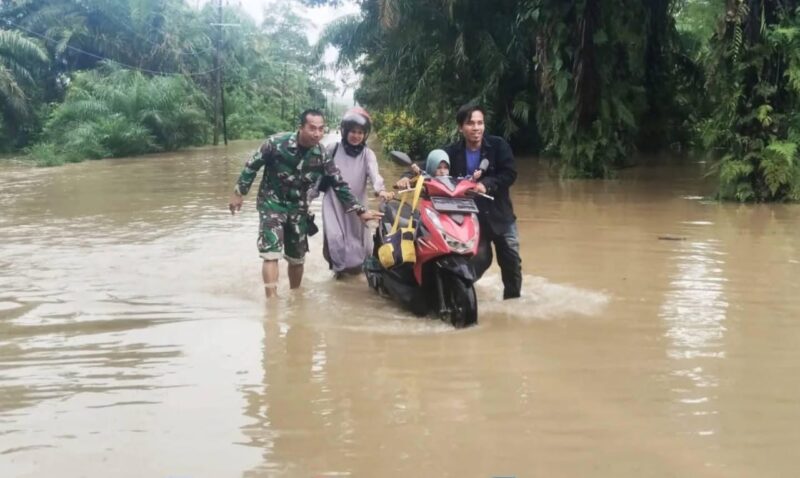 Mayor Jenderal TNI Niko Fahrizal, M.Tr. (Han), memerintahkan Komandan Korem 012/Teuku Umar untuk segera merespons bencana banjir yang melanda tiga desa di Aceh Singkil. I