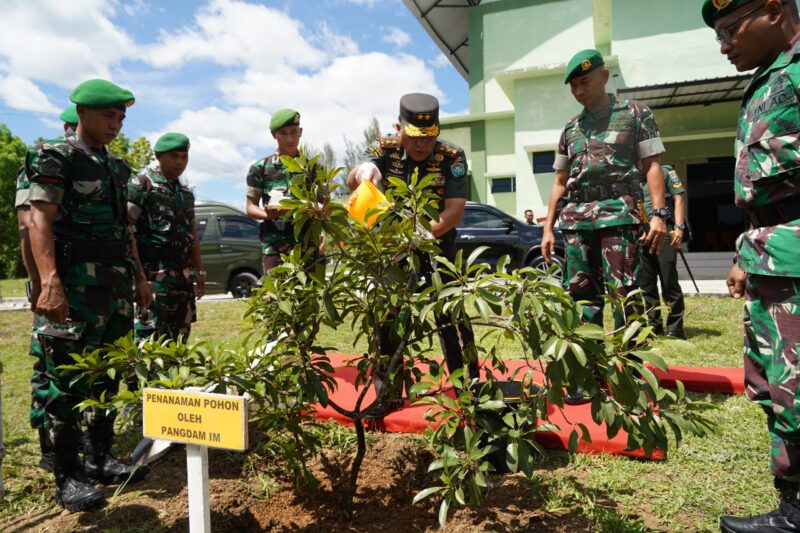  Mayor Jenderal TNI Niko Fahrizal, M.Tr.(Han), memerintahkan seluruh jajarannya melaksanakan penanaman pohon di berbagai wilayah Aceh. 