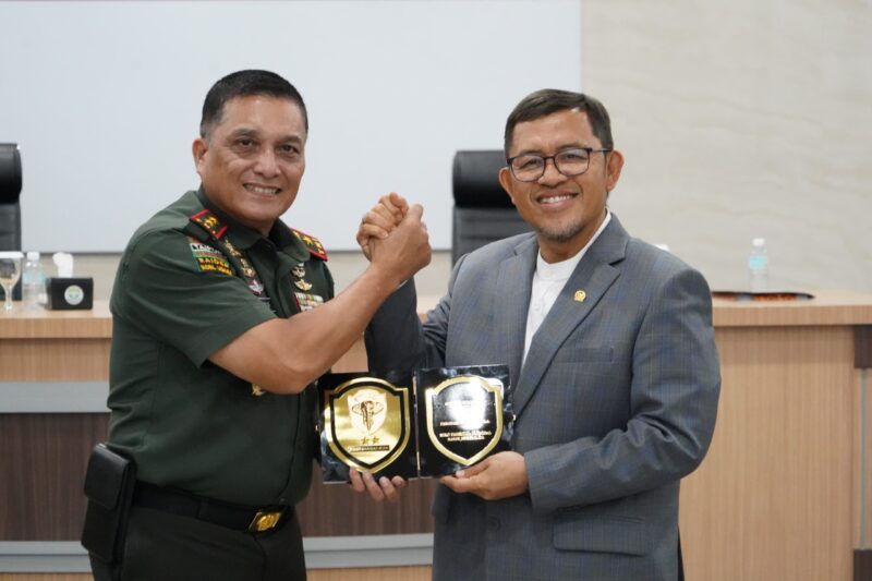  Mayor Jenderal TNI Niko Fahrizal, M.Tr.(Han), menerima kunjungan kerja Ketua Tim Komisi I DPR RI, Dr. H. Ahmad Heryawan, Lc., M.Si., beserta rombongan di wilayah Provinsi Aceh. 