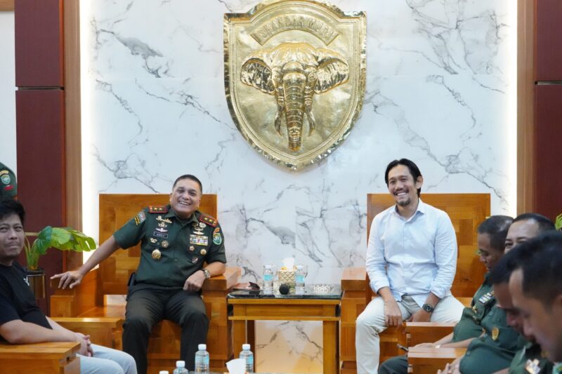 Mayor Jenderal TNI Niko Fahrizal, M.Tr.(Han)., menerima paparan terkait rencana pengembangan motor listrik oleh pihak PT. SNS Motor Manufaktur, di Balle Sanggamara, Jumat (06/12/24).
