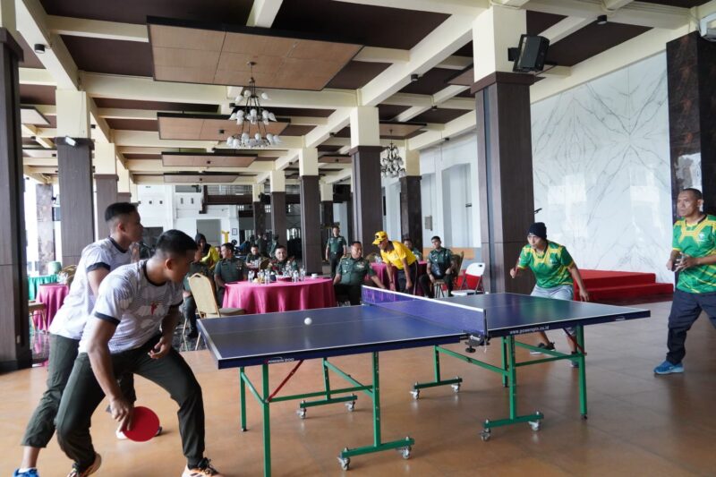 Mayor Jenderal TNI Niko Fahrizal, M.Tr.(Han), meninjau pertandingan final tenis meja dalam rangka menyambut Hari Ulang Tahun (HUT) ke-68 Kodam Iskandar Muda. Senin (9/12/2024).
