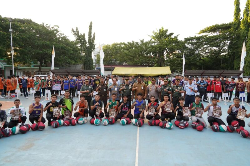 Mayor Jenderal TNI Niko Fahrizal, M.Tr. (Han), secara resmi menutup pertandingan bola basket antar pelajar SMA se-Provinsi Aceh  di Lapangan Blang Padang, Banda Aceh, pada Senin (9/12/2024).    