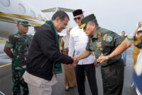 Mayor Jenderal TNI Niko Fahrizal, M.Tr.(Han), menyambut kedatangan Menteri Pertanian Republik Indonesia, Dr. Ir. H. Andi Amran Sulaiman, M.P., Desa Pintu Makmur, Kecamatan Muara Batu, Kabupaten Aceh Utara, pada Selasa (10/12/2024).