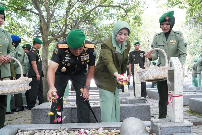 Mayor Jenderal TNI Niko Fahrizal, M.Tr. (Han), memimpin Acara Ziarah Rombongan di Taman Makam Pahlawan di Jalan Ateuk Pahlawan, Kecamatan Baiturrahman, Kota Banda Aceh, pada Kamis pagi, (12/12/24)