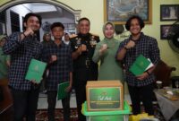 Mayor Jenderal TNI Niko Fahrizal, M.Tr.(Han), bersama Ketua Persit Kartika Chandra Kirana Daerah Iskandar Muda, Ny. Eva Niko Fahrizal, melaksanakan kegiatan anjangsana dalam rangka memperingati HUT Ke-68 Kodam Iskandar Muda ke kediaman anak yatim piatu 