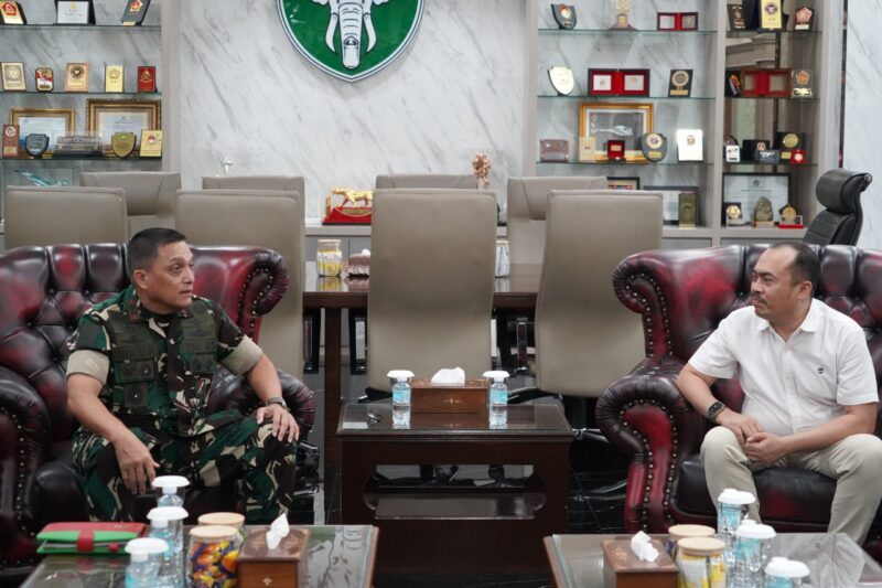 Mayor Jenderal TNI Niko Fahrizal, M.Tr.(Han), menerima audiensi dari CEO PT. Acehlink Media, Bapak Muhammad Rusdi Aziz, S.T., beserta rombongan di ruang kerjanya pada Jumat (13/12/2024).
