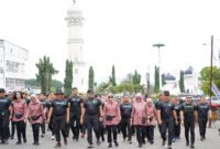 Mayjen TNI Niko Fahrizal, M.Tr.(Han), secara resmi melepas kegiatan jalan santai di Lapangan Blang Padang, Banda Aceh, pada Sabtu (14/12/2024). 