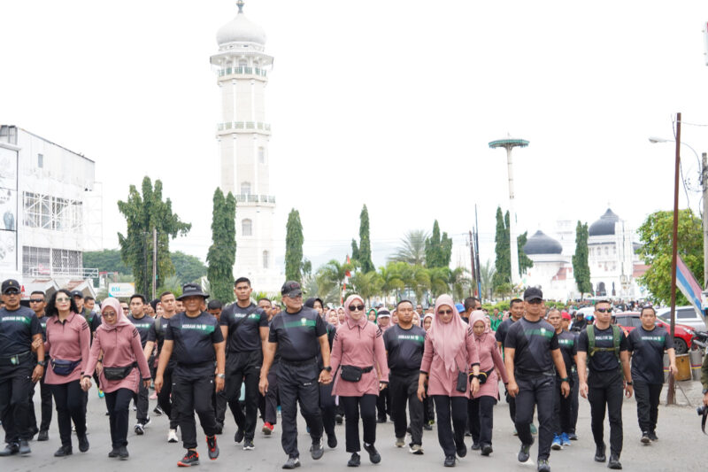 Mayjen TNI Niko Fahrizal, M.Tr.(Han), secara resmi melepas kegiatan jalan santai di Lapangan Blang Padang, Banda Aceh, pada Sabtu (14/12/2024). 