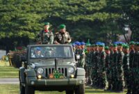 Mayor Jenderal TNI Niko Fahrizal, M.Tr. (Han) memimpin upacara peringatan Hari Juang TNI Angkatan Darat Ke-79 Tahun 2024 yang berlangsung di Lapangan Blang Padang, Kota Banda Aceh, Minggu (15/12/24).