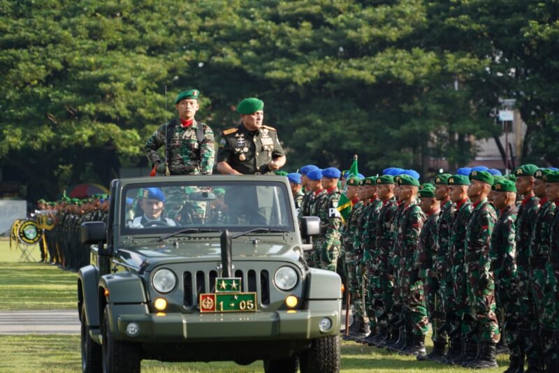 Mayor Jenderal TNI Niko Fahrizal, M.Tr. (Han) memimpin upacara peringatan Hari Juang TNI Angkatan Darat Ke-79 Tahun 2024 yang berlangsung di Lapangan Blang Padang, Kota Banda Aceh, Minggu (15/12/24).