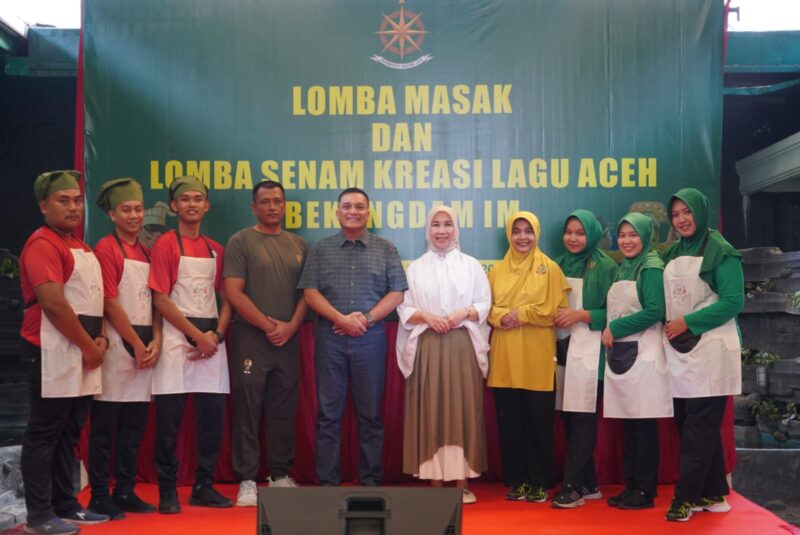 Mayor Jenderal TNI Niko Fahrizal, M.Tr. (Han), bersama Ketua Persit Kartika Chandra Kirana Daerah Iskandar Muda, Ny. Eva Niko Fahrizal, meninjau Lomba Masak dan Lomba Senam Minggu (15/12/24)