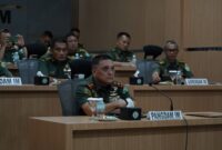 Mayor Jenderal TNI Niko Fahrizal, M.Tr.(Han)., menghadiri rapat melalui video conference (vicon) yang dipimpin langsung oleh Kepala Staf Angkatan Darat (Kasad) Jenderal TNI Maruli Simanjuntak, M.Sc., Senin (16/12/2024). 