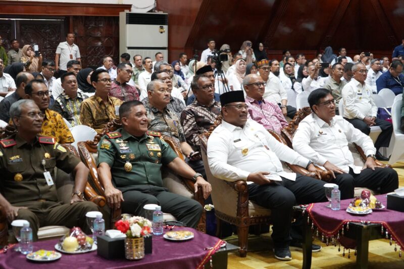 Mayor Jenderal TNI Niko Fahrizal, M.Tr.(Han)., menghadiri puncak acara Anugerah Inovasi Aceh 2024 yang mengusung tema “Melalui Inovasi Daerah,di Gedung Anjong Mon Mata, Banda Aceh, pada Rabu (18/12/2024).