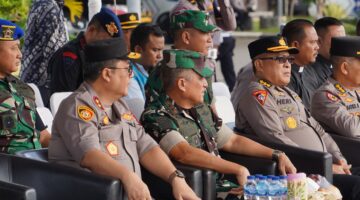 Mayor Jenderal TNI Niko Fahrizal, M.Tr. (Han) menghadiri Apel Gelar Pasukan Operasi Lilin Seulawah 2024 di Lapangan Mapolda Aceh, Jumat (20/12/2024). 