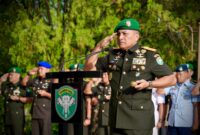 Mayor Jenderal TNI Niko Fahrizal, M.Tr. (Han), didampingi Ketua Persit Kartika Chandra Kirana Daerah Iskandar Muda, Ny. Eva Niko Fahrizal, memimpin kegiatan ziarah ke Kompleks Makam Sultan Iskandar Muda Sabtu (21/12/24).
